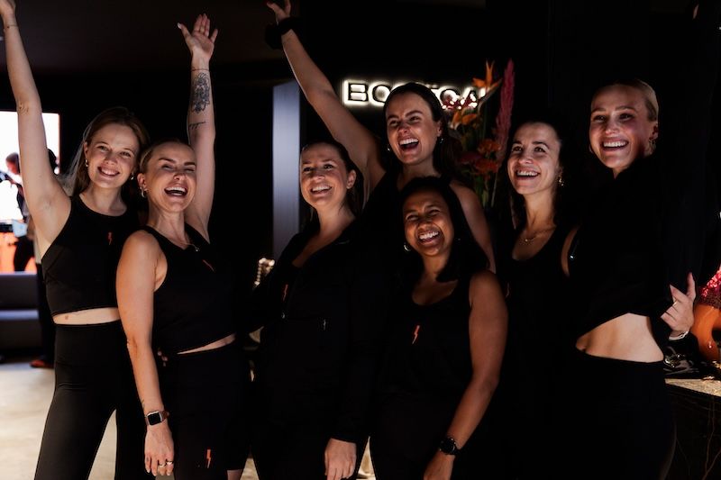 Glückliche Frauen, die sich gut fühlen und lächeln